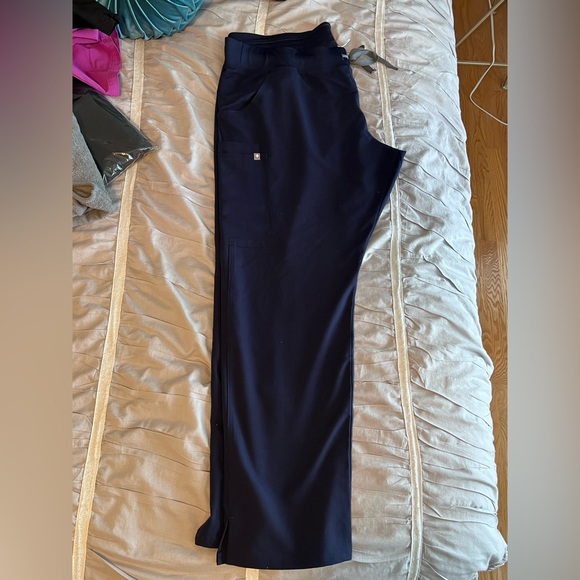 FIGS technical collection Kade Cargo XXL Navy EUC - Picture 1 of 2